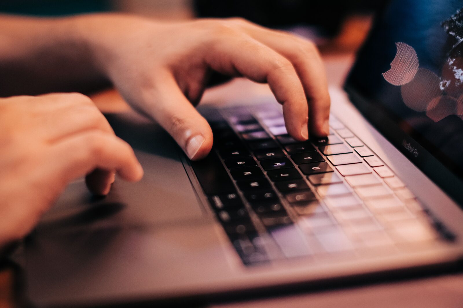 Persoon die typt op een laptop, symbool voor bloggen als ondernemer