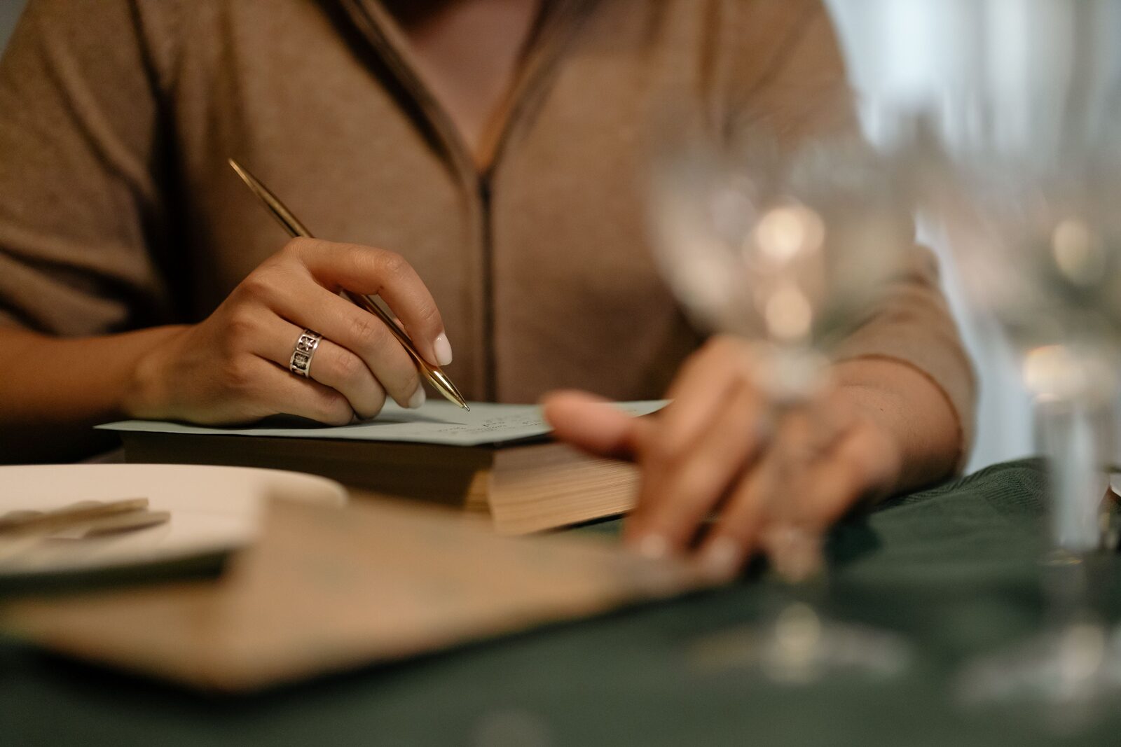 Opengeslagen boek, symbool voor het schrijven van een boek