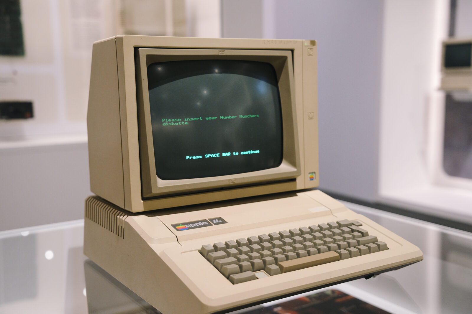 Vintage computer, symbool voor het werkwoord computeren