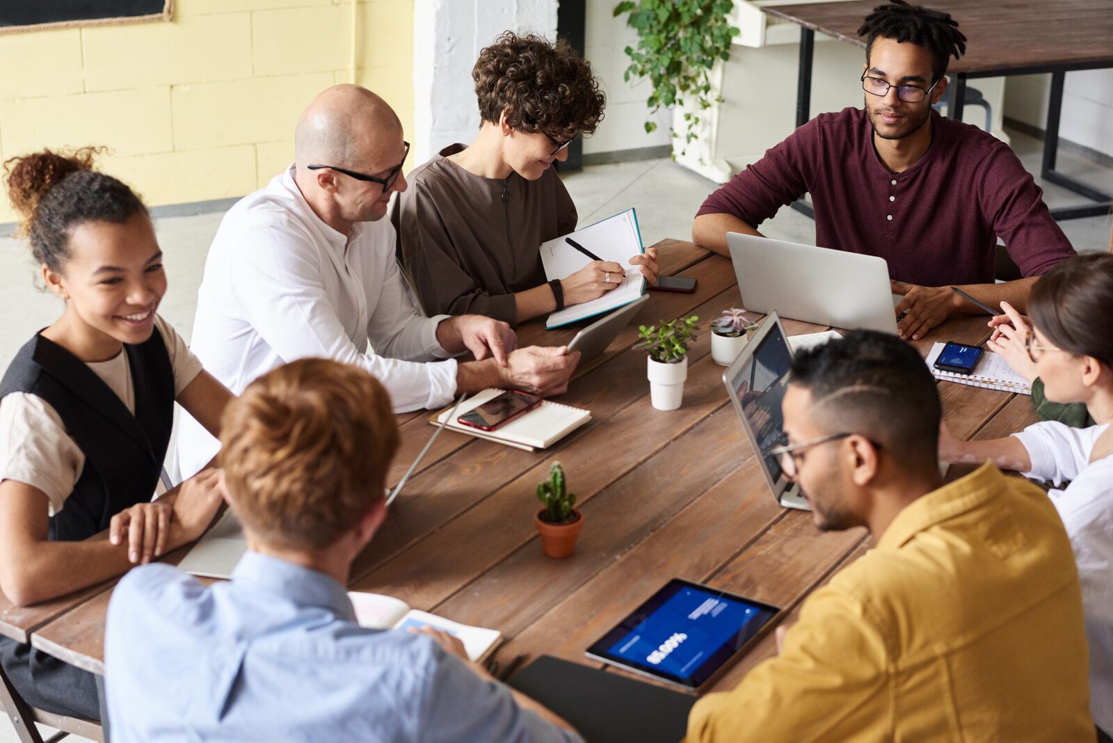Gedeelde werkplek met bureaus, symbool voor coworking