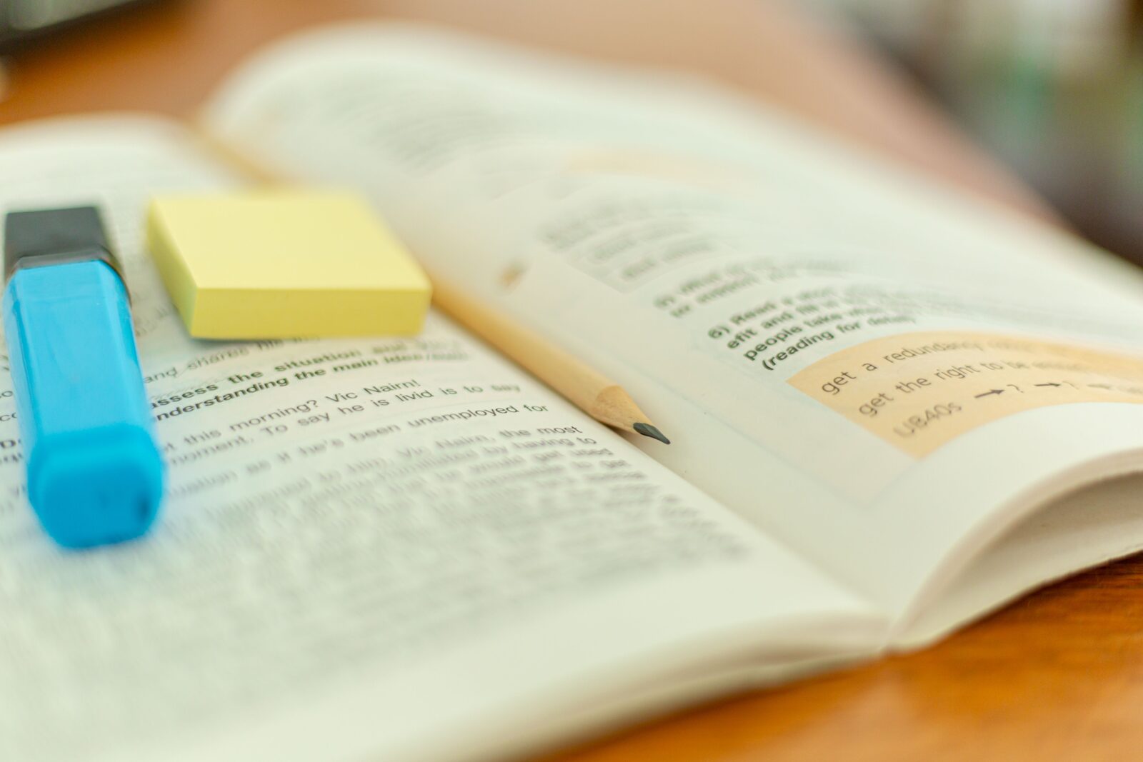 Opengeslagen kinderboek, symbool voor jip-en-janneketaal